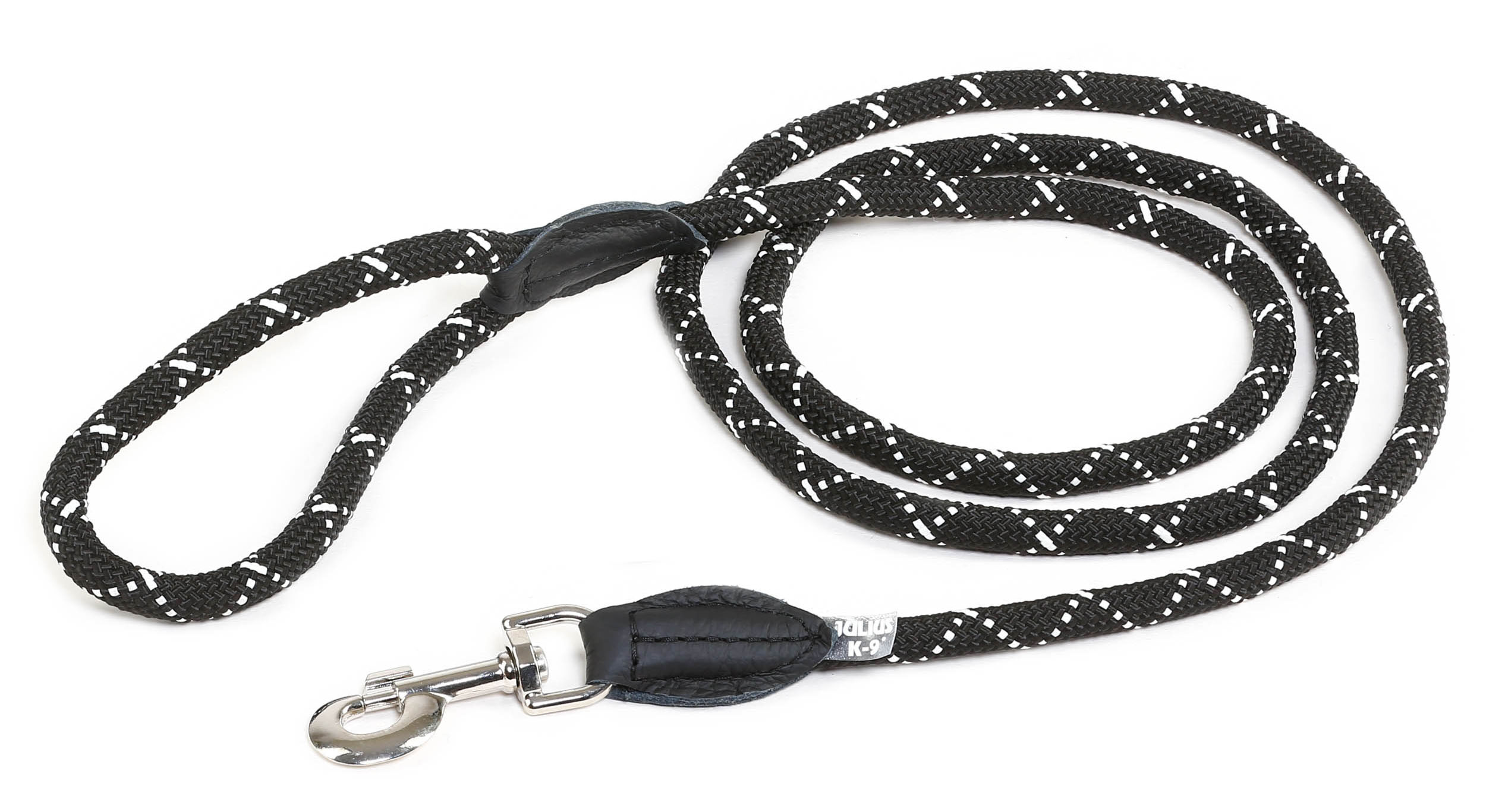 Strapazierfähige schwarze Hundeleine mit weißem Rautenmuster und stabilem Metallclip zur sicheren Befestigung.